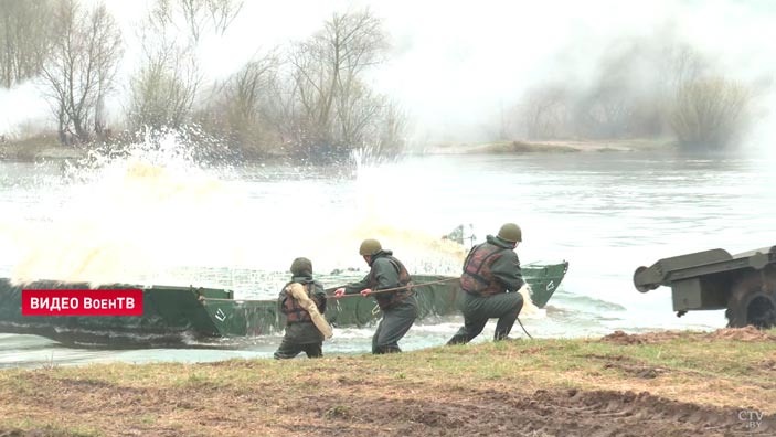 Около 20 единиц военной спецтехники и паромы. Возле Гродно прошли масштабные военные учения-1