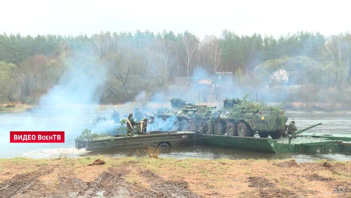 Около 20 единиц военной спецтехники и паромы. Возле Гродно прошли масштабные военные учения-13