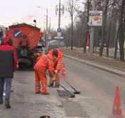 «Колесо всмятку, шишка большая»: что говорят минские водители о весенних ямах на дорогах