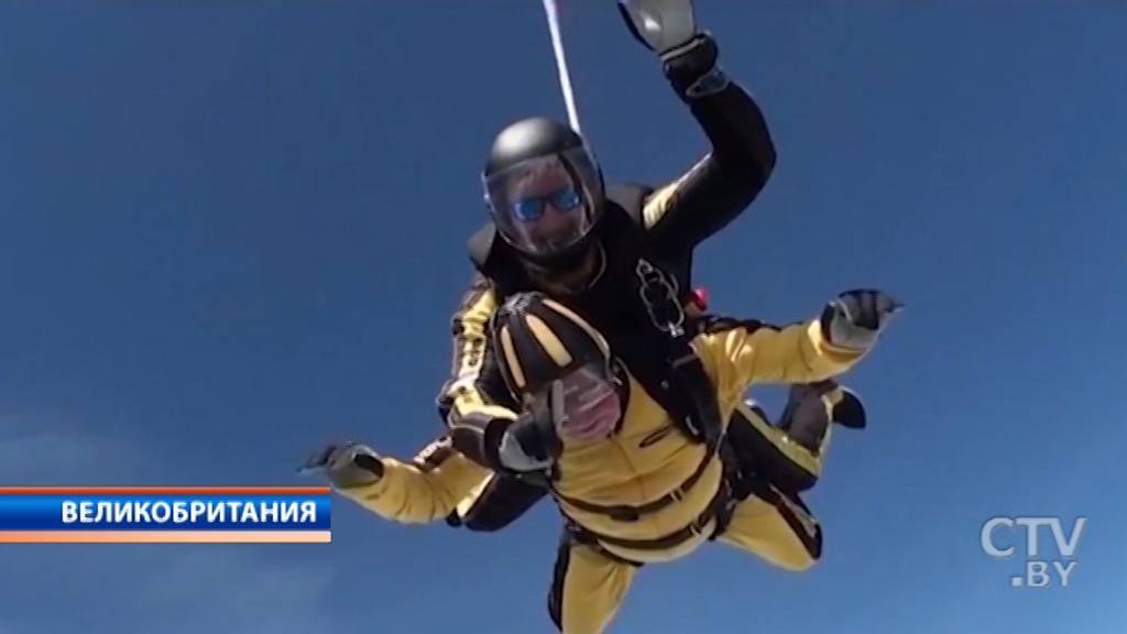 В Великобритании ветеран Второй мировой войны совершил прыжок с парашюта в возрасте 101 года-4