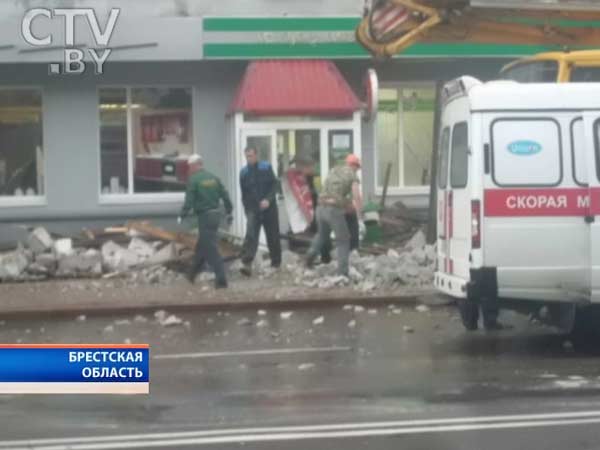 В Барановичах сильный ветер обрушил часть фасада жилого дома на женщин-строителей