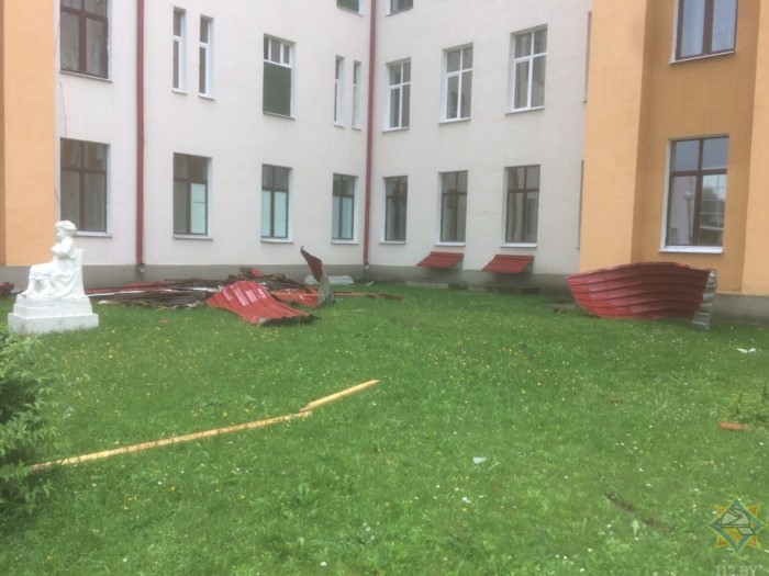Фотофакт. В Горках ветер повредил кровлю больницы и обрушил дерево на Mitsubishi-1