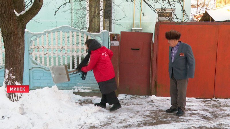 Волонтёры помогли ветерану Великой Отечественной справиться со снегом-13