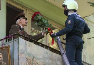 В этом году ему исполнится 96. Могилёвские спасатели забрались по пожарной лестнице, чтобы поздравить ветерана