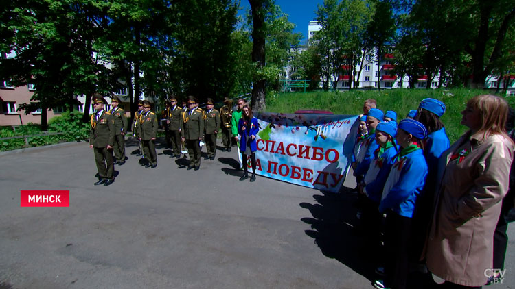 В Советском районе Минска поздравили ветеранов с Днём Победы с оркестром, цветами и подарками-1