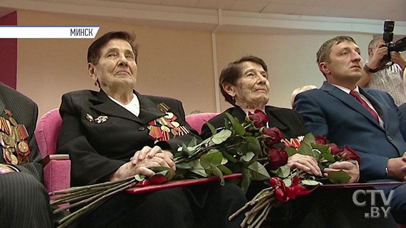 «Чтоб дети никогда не видели, что выпало на нашу долю». В Минске с 90-летием поздравили двух сестёр, ветеранов Великой Отечественной войны-1