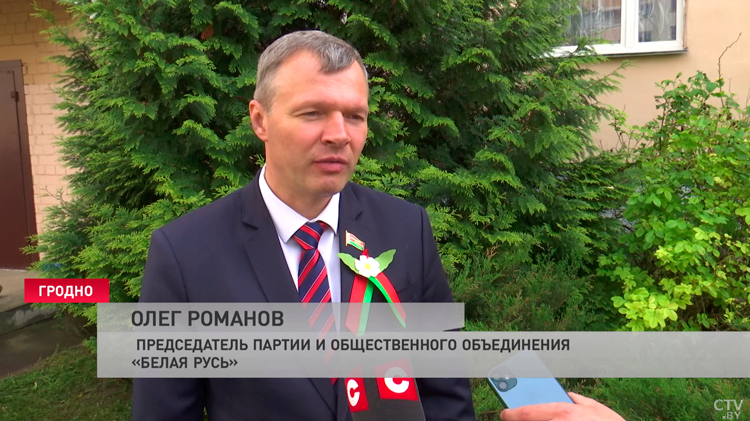 С цветами, подарками и словами благодарности – в Гродно поздравляют ветеранов накануне Дня Победы-10