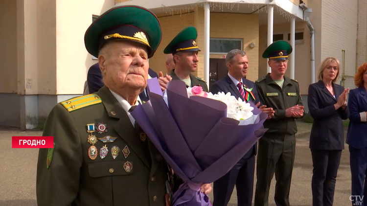 С цветами, подарками и словами благодарности – в Гродно поздравляют ветеранов накануне Дня Победы-7