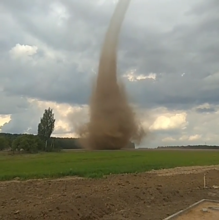 Видеофакт: под Лидой прошёл песчаный вихрь-1