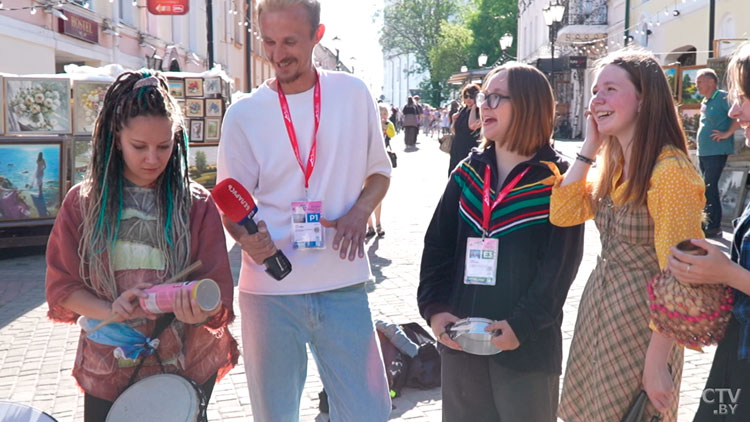 Уличные музыканты в Витебске делают шоу! Посмотрите, какой вайб сейчас в центре города-10