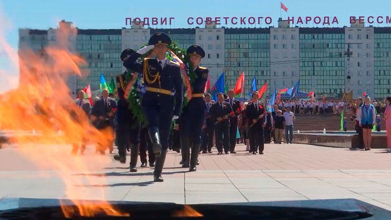 Сотни человек собрал митинг на площади Победы в Витебске