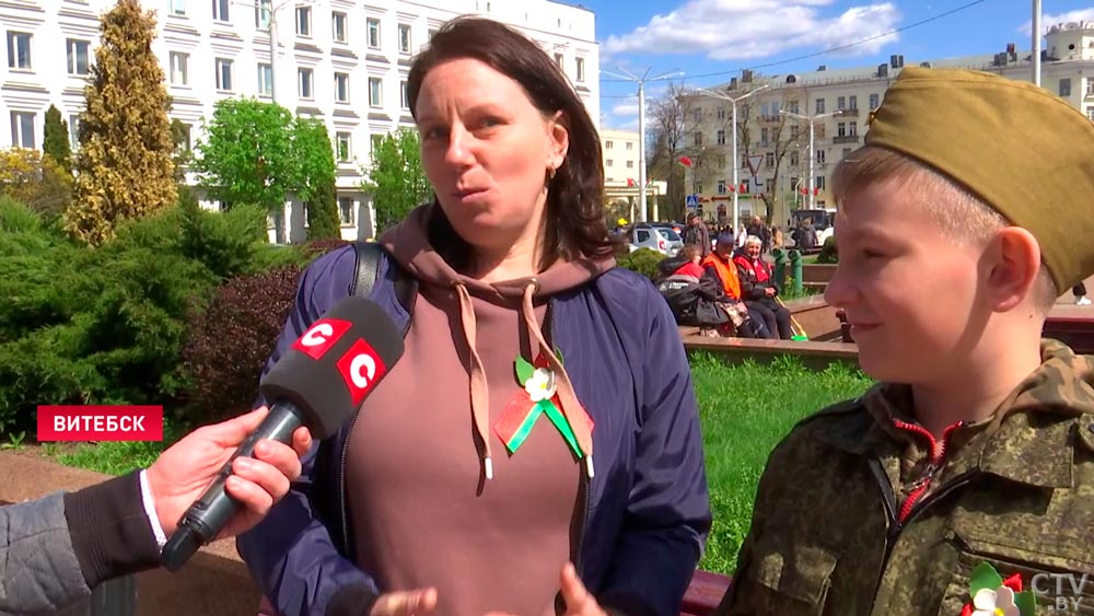 Поезда прибывают на концерт. У витебского вокзала выступает народный хор-7