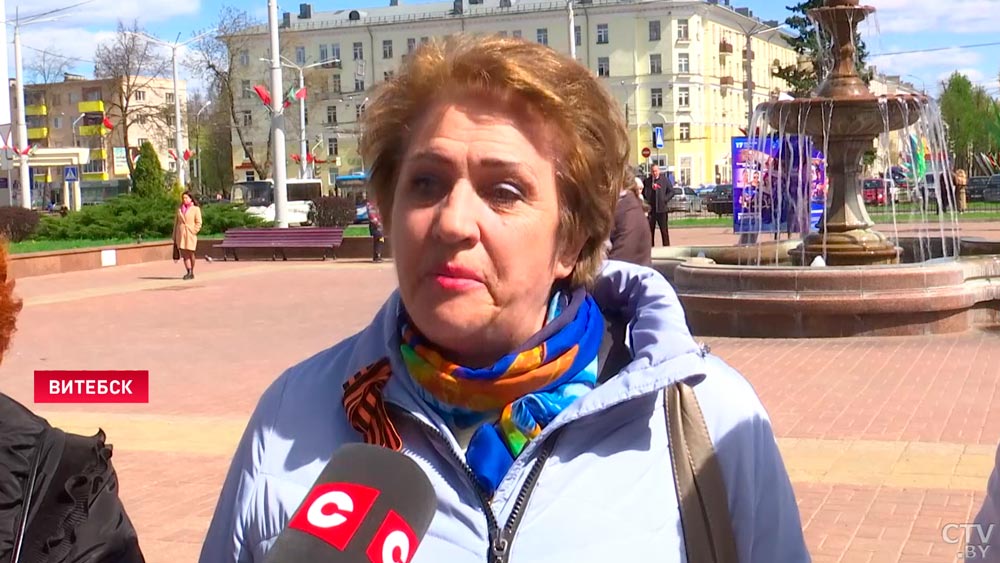 Поезда прибывают на концерт. У витебского вокзала выступает народный хор-4