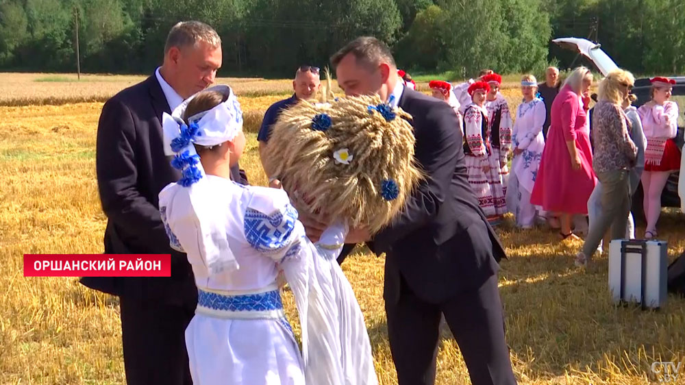 Два района Витебской области преодолели 100-тысячный рубеж по намолоту зерна. Аграриев поздравили прямо в поле-1 Два района Витебской области преодолели 100-тысячный рубеж по намолоту зерна. Аграриев поздравили прямо в поле-1