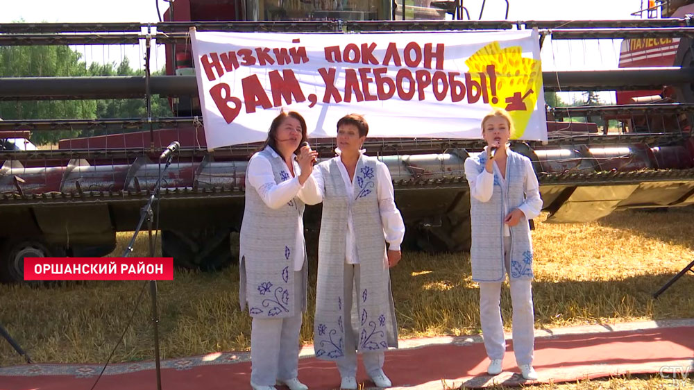 Два района Витебской области преодолели 100-тысячный рубеж по намолоту зерна. Аграриев поздравили прямо в поле-3