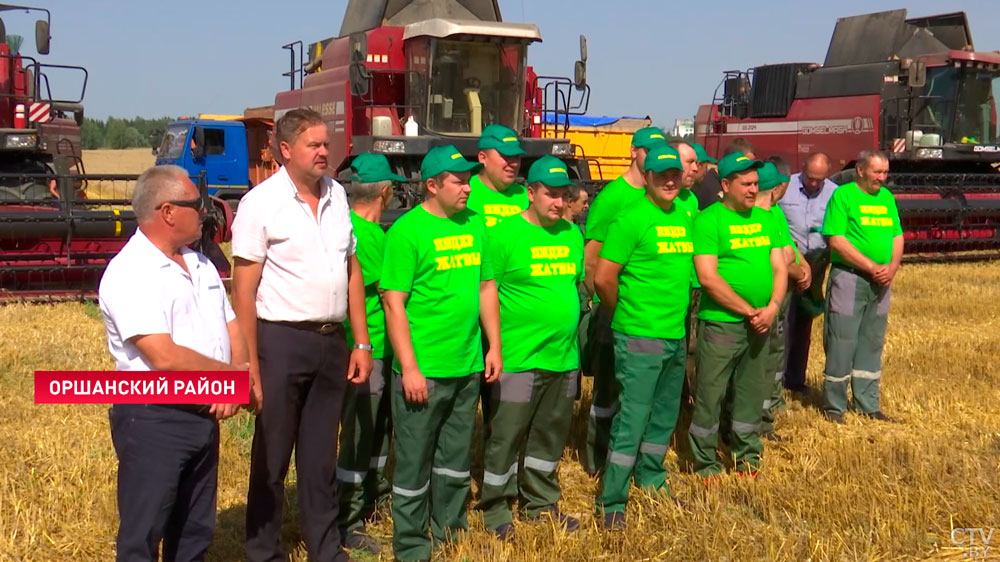 Два района Витебской области преодолели 100-тысячный рубеж по намолоту зерна. Аграриев поздравили прямо в поле-6 Два района Витебской области преодолели 100-тысячный рубеж по намолоту зерна. Аграриев поздравили прямо в поле-6