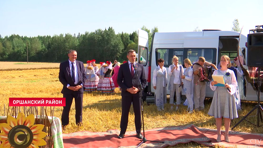 Два района Витебской области преодолели 100-тысячный рубеж по намолоту зерна. Аграриев поздравили прямо в поле-14 Два района Витебской области преодолели 100-тысячный рубеж по намолоту зерна. Аграриев поздравили прямо в поле-14