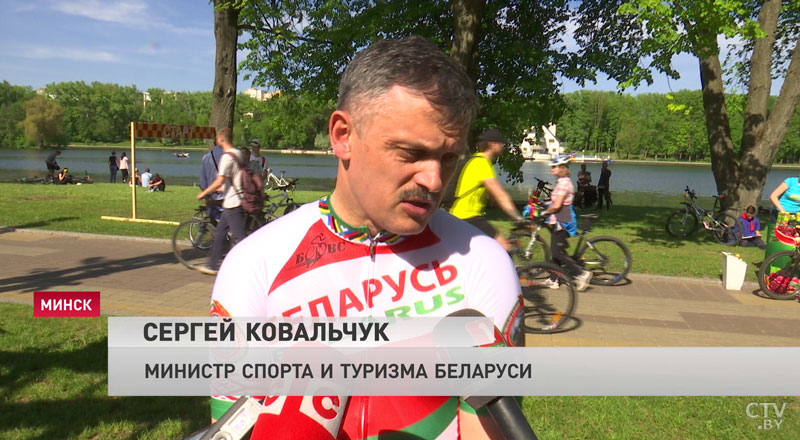 С котом на плече, в костюме Тиранозавра или Мальвины. На «Viva Rovar» белорусы удивляют образами-36 С котом на плече, в костюме Тиранозавра или Мальвины. На «Viva Rovar» белорусы удивляют образами-36