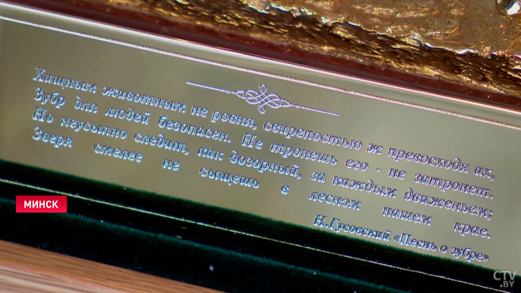 «Это не скромный, это важный сувенир». Лукашенко и министр обороны КНР обменялись подарками-10