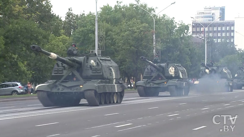 Колонной по главной улице: в Минске военная техника проследовала к месту начала генеральной репетиции парада, которая начнется в 22.00 -4