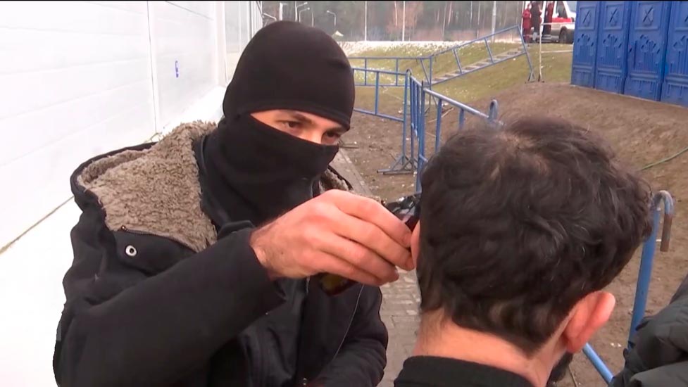 Устроили прачечную и стирают в пакетах. Как у беженцев устроен быт спустя почти три недели жизни на границе?