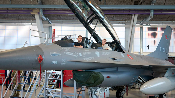 Зеленский поблагодарил Данию за F-16 и пообещал приехать с тостом