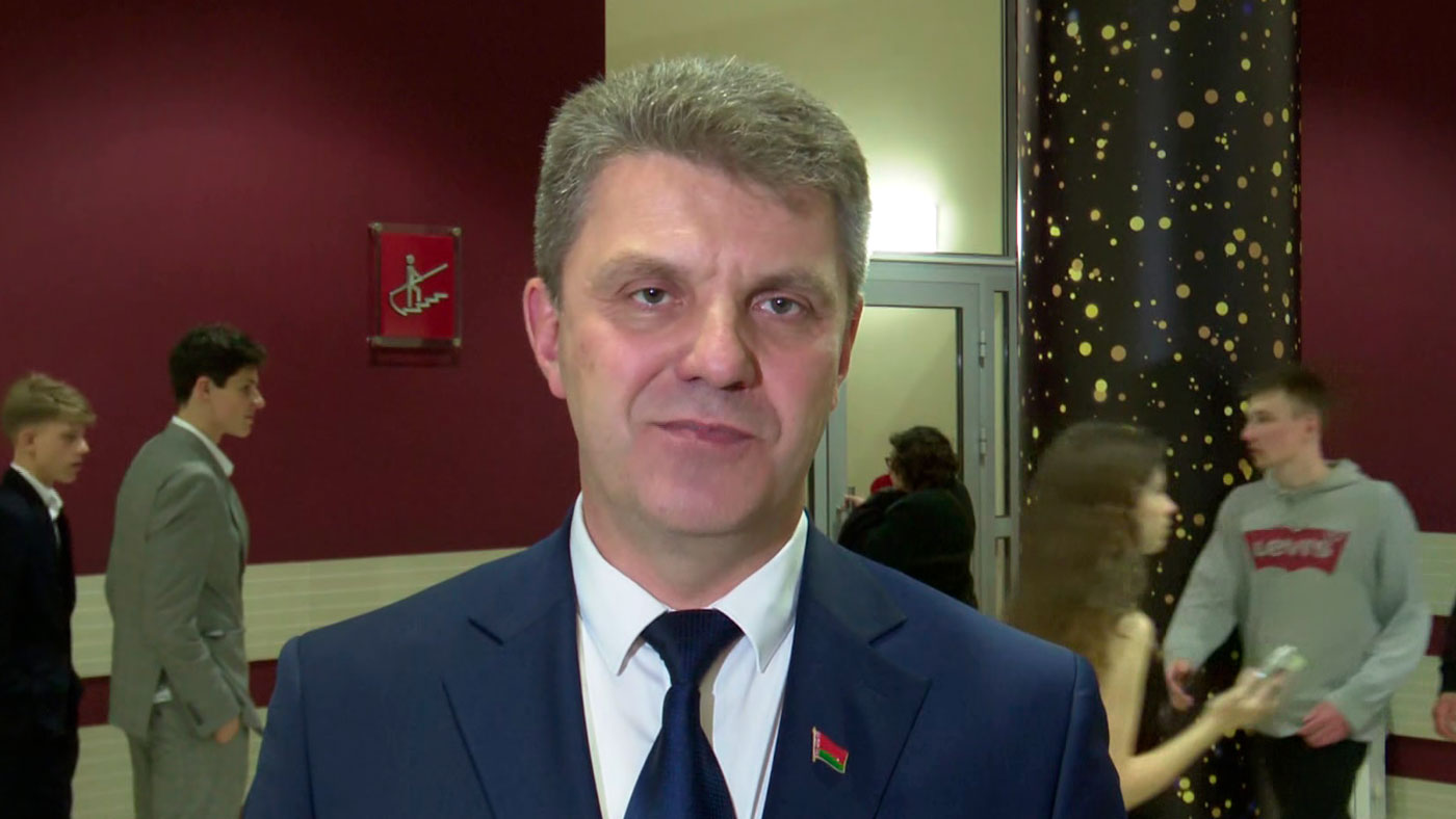 Кухарев рассказал о своём выпускном: это было намного скромнее, мы учились в обычной сельской школе