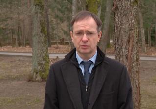 Мединский: националисты продолжают использовать мирных жителей в качестве щита. Это военное преступление Мединский: националисты продолжают использовать мирных жителей в качестве щита. Это военное преступление