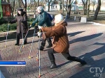 В Бресте  ученицы института третьего возраста осваивают скандинавскую ходьбу