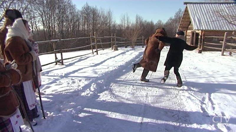 Больш за ўсіх «даставалася» нежанатым хлопцам. Якія гульні былі папулярнымі ў нашых продкаў на Масленіцу?-13