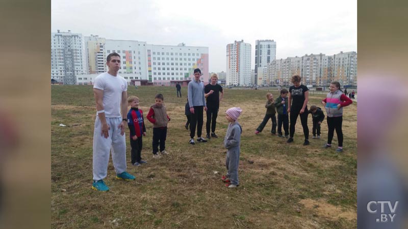 «Мы спасаем себя и своих детей». Жители дома в микрорайоне «Каменная горка» засаживают пустырь огородами-1