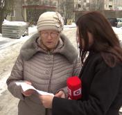 «Они обогатились, а я до сих пор плачу кредит и проценты». Пенсионерка год ждёт заказанных пиломатериалов