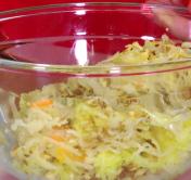 Салат из квашеной капусты с яблоком и грецкими орехами: простой рецепт