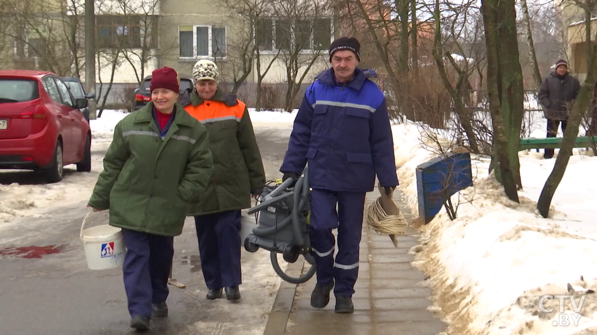 Эксперимент в Минске: подъезды начали убирать пылесосом, выходит быстрее в 2 раза-1