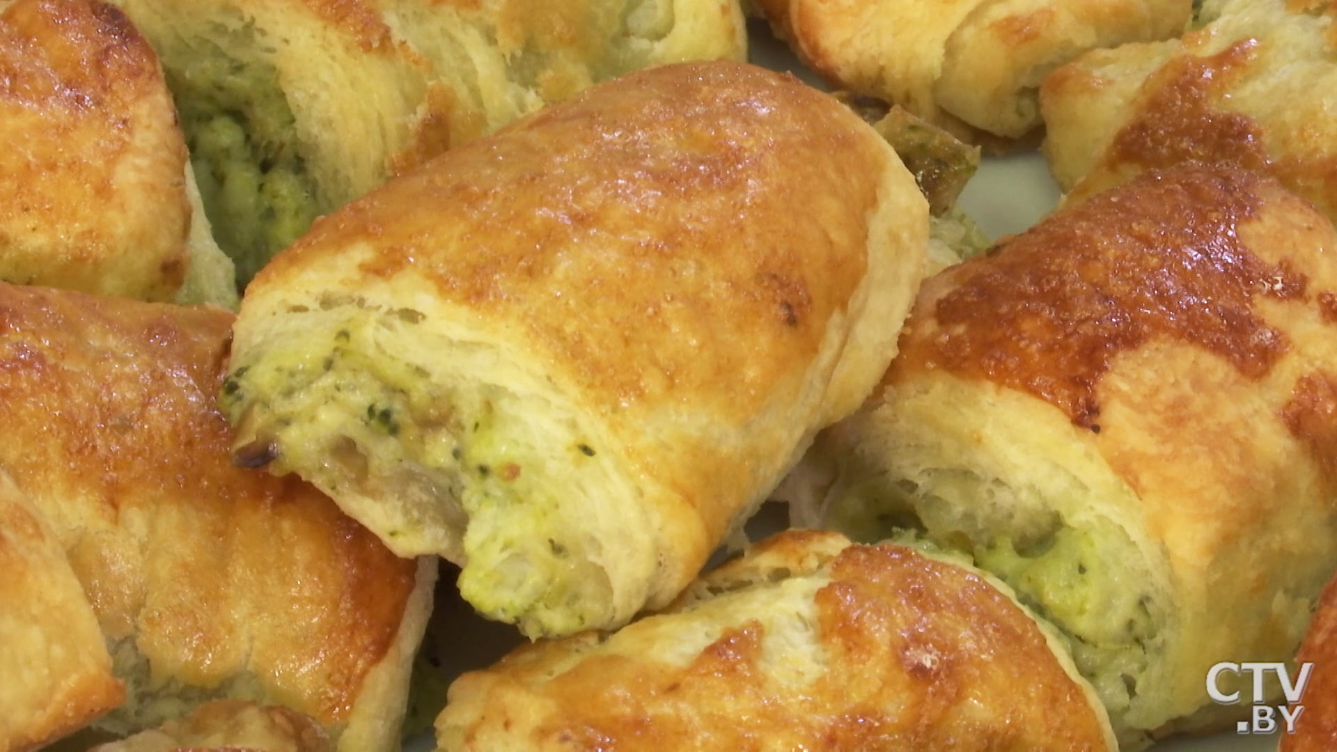 Готовим слоёные пирожки с брокколи и сыром. Пошаговый рецепт