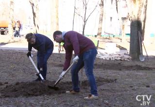 «Это тёплое и сплачивающее действие, когда папа с сыном сажают дерево». До 2 ноября можно принять участие в озеленении городов 