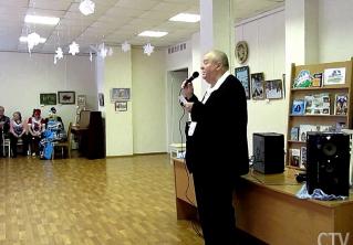 Он человек-оркестр и оператор-документалист. Как мужчина проводит дискотеки для пенсионеров