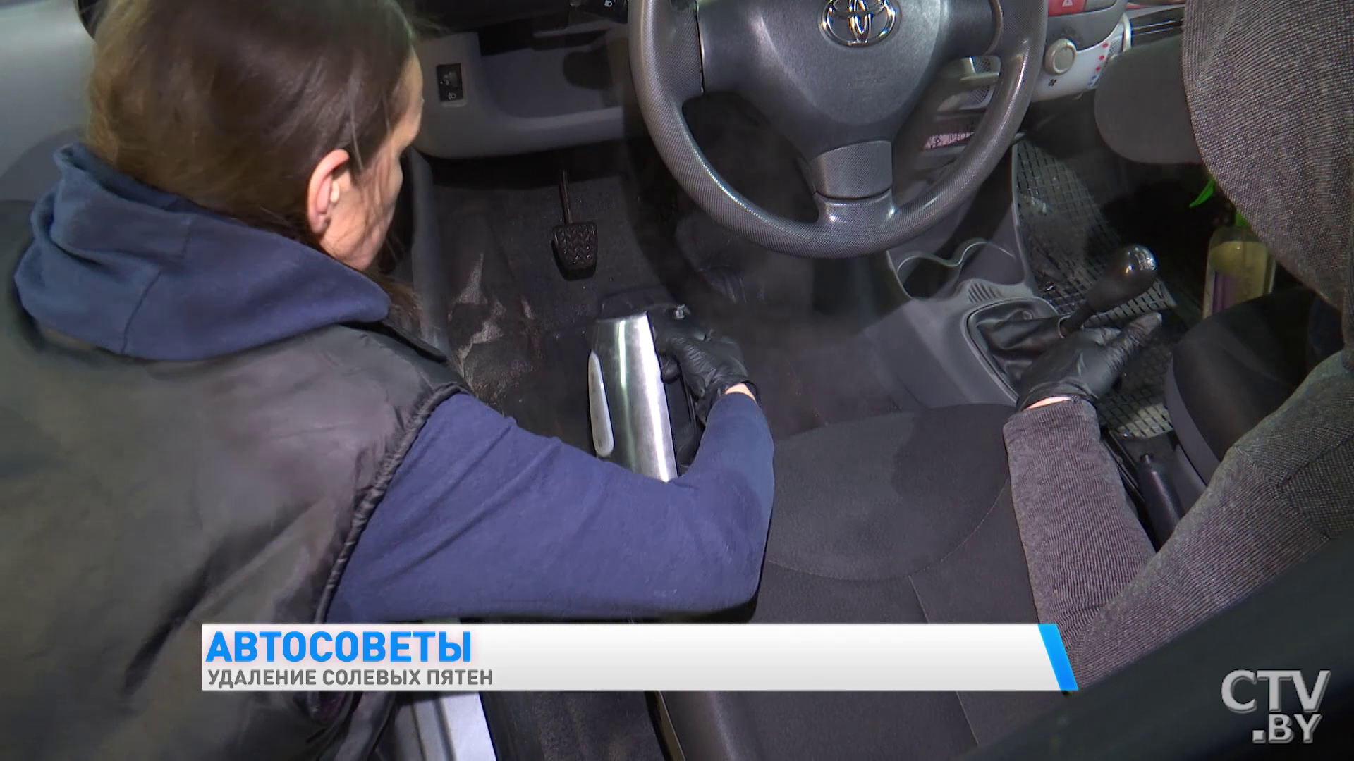 «Это всё скапливается, мы всем этим дышим». Как очищают салон автомобиля от солевых пятен -4