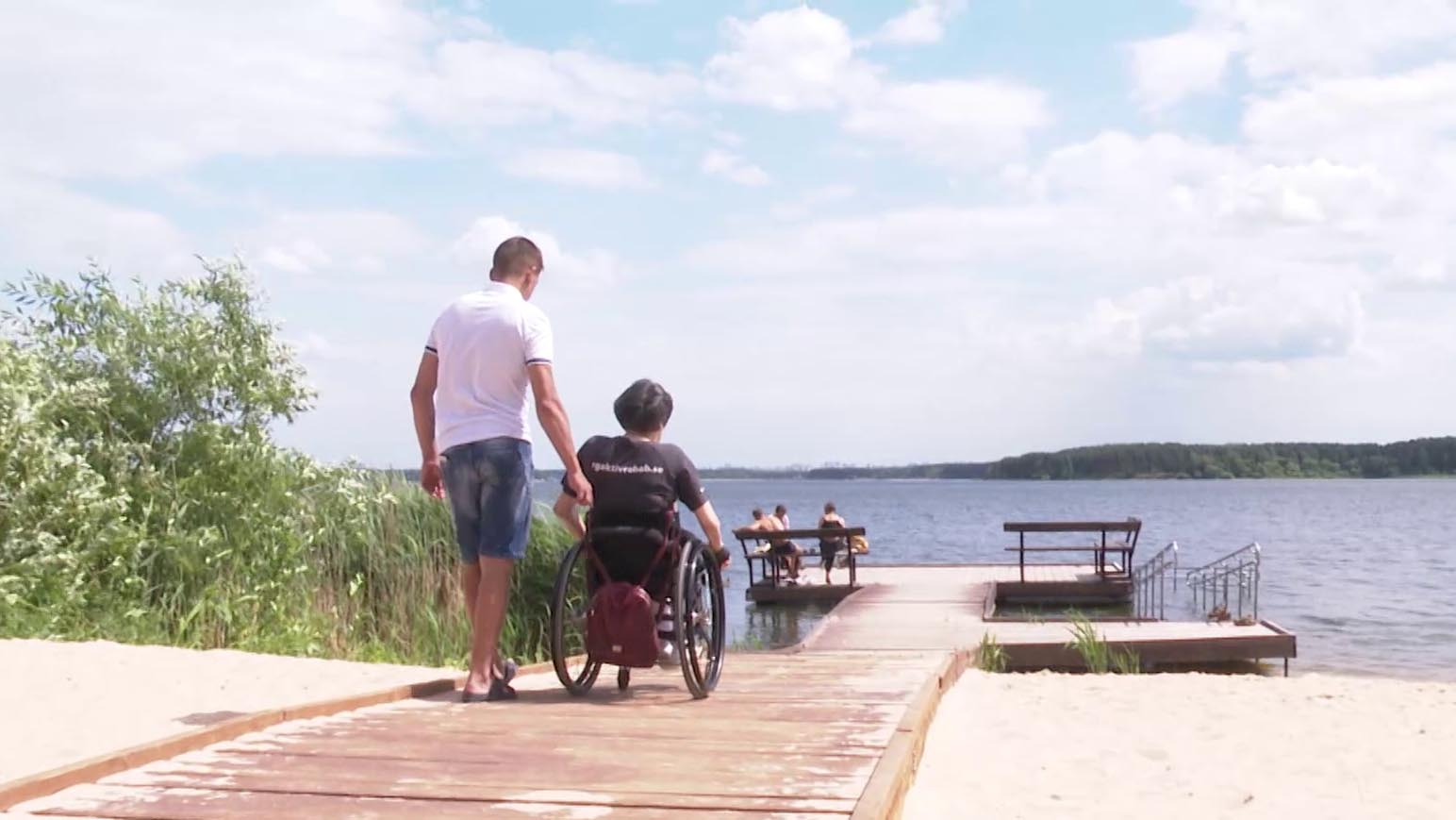 «Я могу спокойно спуститься в воду без проблем и посторонней помощи». Показываем первый инклюзивный пляж на Заславском водохранилище