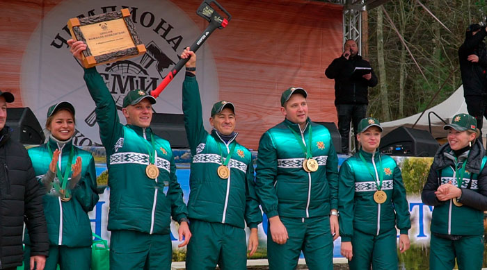 В Логойском районе прошёл третий чемпионат по колке дров среди СМИ – как это было