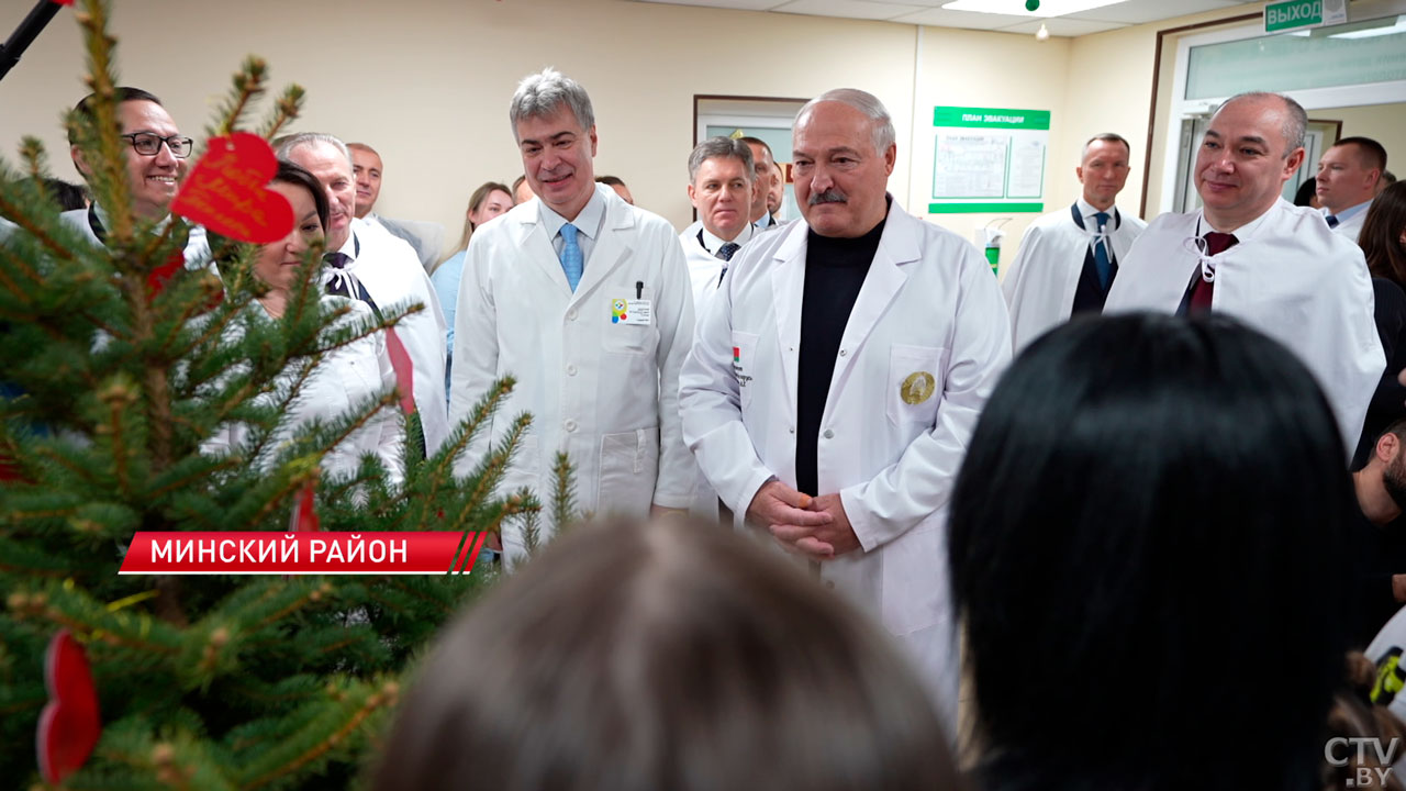 Лукашенко посетил Минскую детскую областную больницу перед Новым годом – как это было-18 Лукашенко посетил Минскую детскую областную больницу перед Новым годом – как это было-18