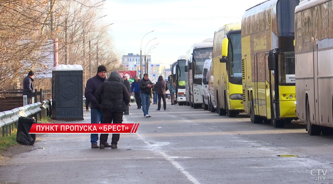 Въезда в ЕС ожидают более 2300 легковушек и около 50 автобусов-8