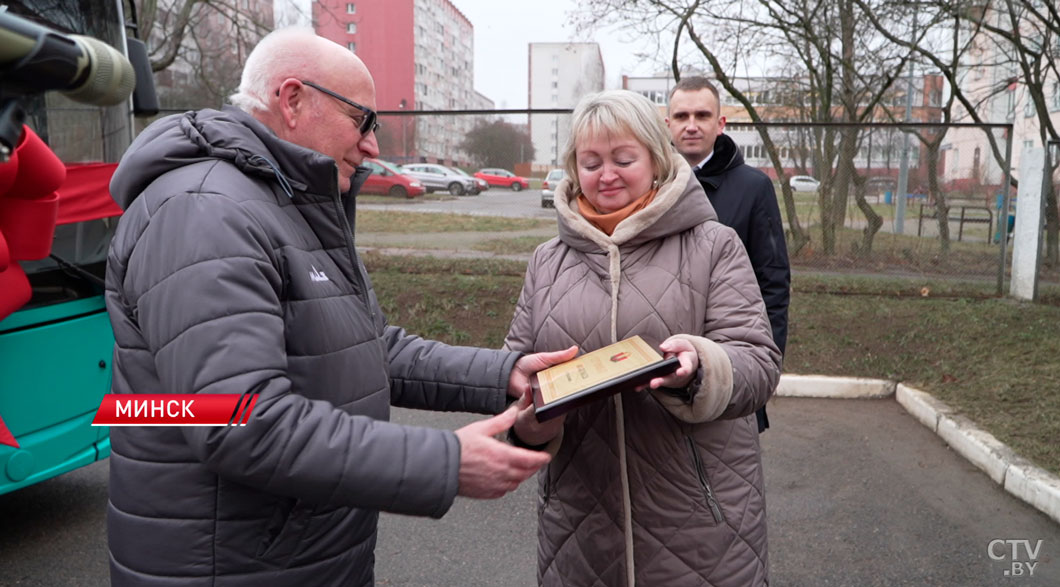  «Этот президентский подарок для нас открывает дороги» – социально-педагогическому центру передали новый автобус МАЗ-2