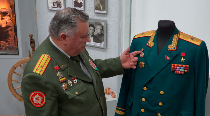 Медаль Героя Советского Союза Василия Козлова передали музею средней школы №122 Минска Медаль Героя Советского Союза Василия Козлова передали музею средней школы №122 Минска