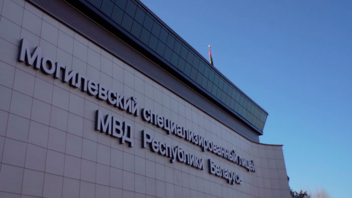 Символ чести, доблести и славы – Кубраков вручил знамя Могилёвскому лицею МВД
