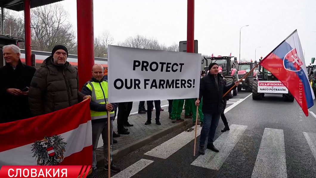 Фермеры Чехии и Словакии в знак протеста заблокировали тракторами границу-2