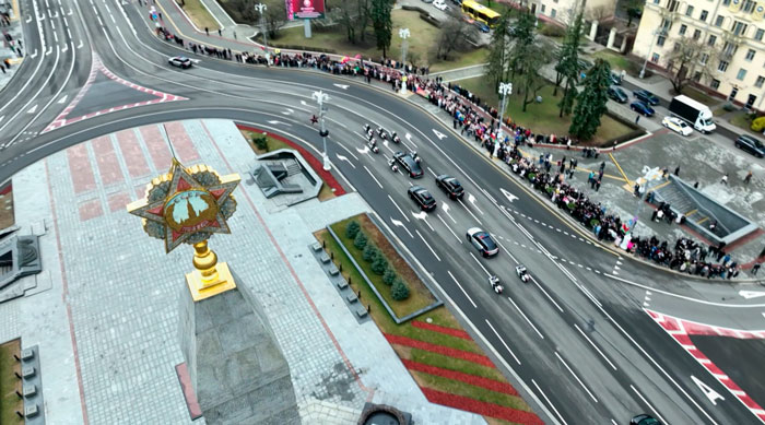 Мы приехали из Санкт-Петербурга, чтобы посмотреть! Как приветствовали Президента по пути следования кортежа