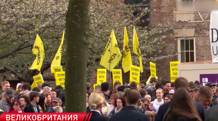 Сотни подданных короля Великобритании встретили его криками и свистом