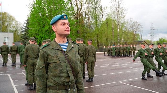 Из кроссовок в военную форму! Вот как новобранцы из Витебской области встречают весенний призыв