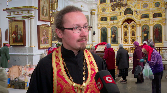 Клирик Свято-Духова кафедрального собора Минска объяснил, почему нельзя приносить еду на могилу